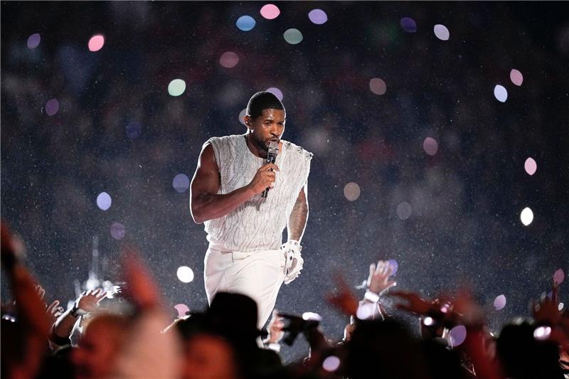 Super Bowl: Usher singt mit Überraschungsgästen Usher war schon 2011 gemeinsam mit den Black Eyed Peas in der Halbzeitshow aufgetreten.