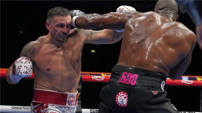 Usyk (l.) gewann den Kampf in der fünften Runde durch K.-o.