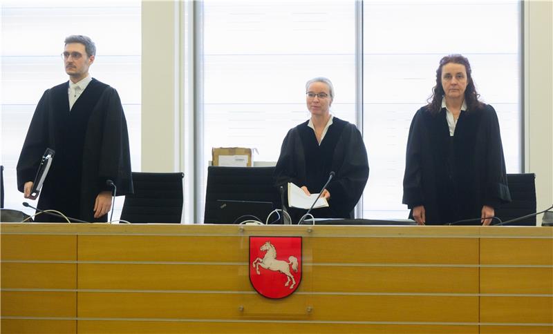 Prozess gegen „Maddie-Verdächtigen“: Schöffin muss mit Anklage rechnen Uta Engemann (M), Vorsitzende Richterin am Landgericht, steht mit den Richtern Timo Schmidt (l) und Anke Hesse (r) zu Prozessbeginn im Gerichtssaal im Landgericht Braunschweig.