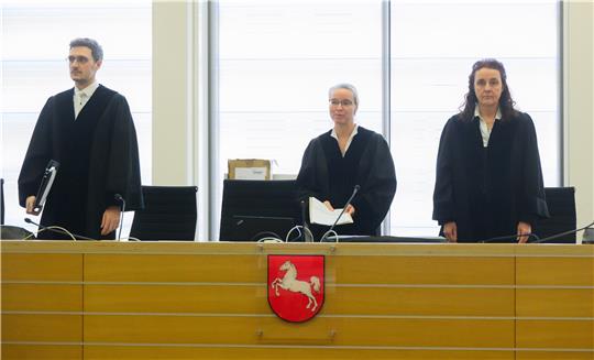 Uta Engemann (M), Vorsitzende Richterin am Landgericht, steht mit den Richtern Timo Schmidt (l) und Anke Hesse (r) zu Prozessbeginn im Gerichtssaal im Landgericht Braunschweig.
