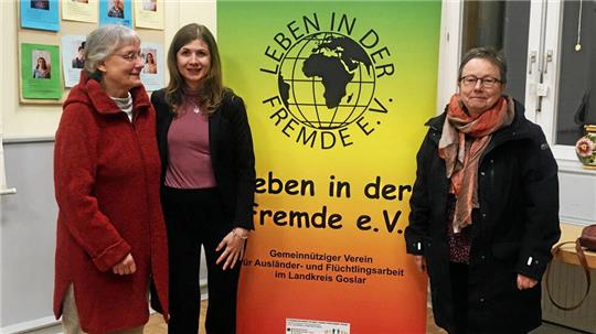 Uta Liebau (l.) und Susanne Ohse (r.) vom Vorstand des Vereins „Leben in der Fremde“ bei einem Termin mit Caroline Mohrs vom Flüchtlingsrat Niedersachsen.