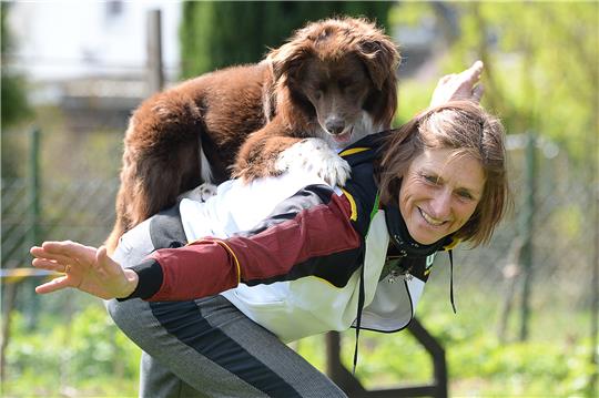 Uta Opel trainiert mit ihrem Rüden Takutai für eine Choreographie in der Sportart Dogdance. Foto: Swen Pförtner/dpa