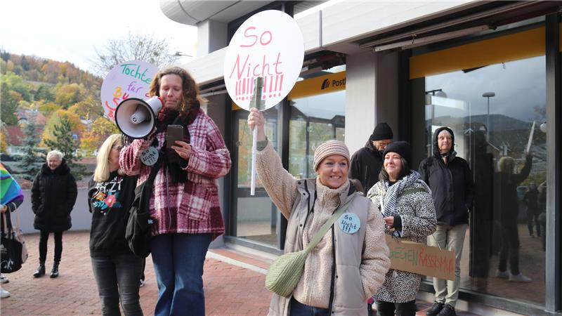 Goslarer demonstrieren gegen Merz und seine „Stadtbild-Aussage“ Ute Moosdorf begrüßt die Teilnehmer mit einer kleinen Ansprache.