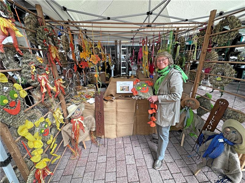 In Bad Harzburg darf man Wölfe streicheln Ute Rudski stellt Dekorationen aus Heu und anderen Naturmaterialien her.