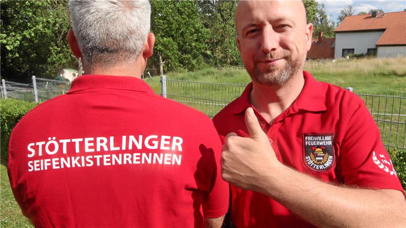 Zum 25. Mal starten tollkühne Piloten in rollenden Seifenkisten Uwe Ahrens (r.) präsentiert das neue Shirt, dass sich die Organisatoren von der Ortsfeuerwehr zum Jubiläum gegönnt haben.
