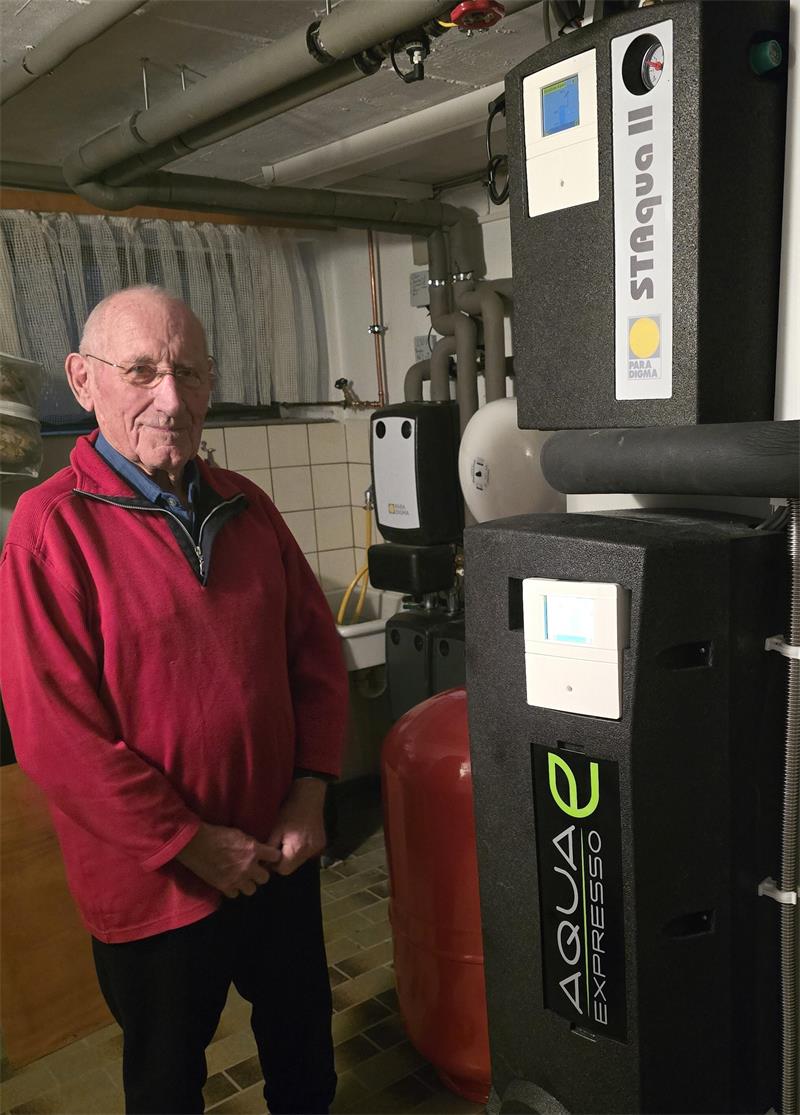 Erstes Haus mit der zurzeit effizientesten Wärmepumpe Uwe Conrad am neuen Warmwasser-Pufferspeicher im Keller.