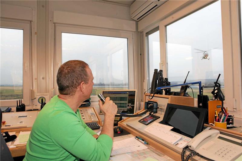 Uwe Gröschler, Geschäftsführer der Flugplatz Ballenstedt-Harz GmbH, der im Tower gerade dem Polizeihubschrauber aus Magdeburg die Landeerlaubnis erteilt, ist Nutznießer der Leidenschaft seines Vereinskameraden im Motorflugverein: Eine Transall bleibt dauerhaft in Ballenstedt.