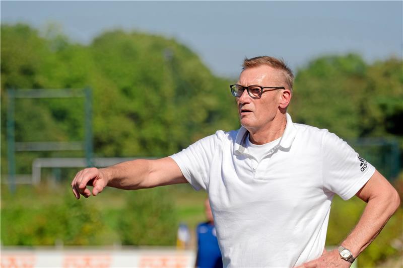 TSG Bad Harzburg rettet spät 2:2 in Adersheim Uwe Hain, Trainer des SV Rammelsberg, hat am Sonntag im Heimspiel gegen seinen Ex-Klub KSV Vahdet Salzgitter mit extremem Personalmangel zu kämpfen. Foto: Drechsler