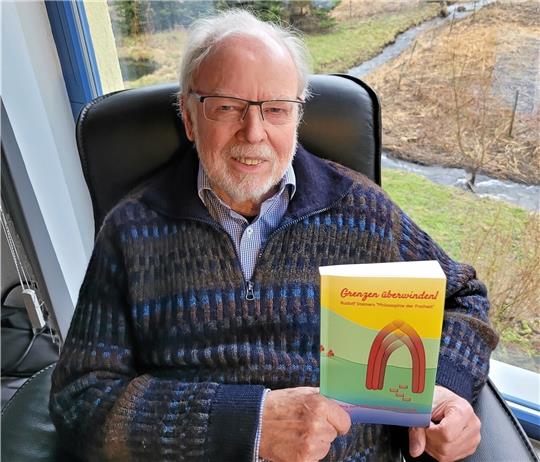 Uwe Henrich aus Hahnenklee hat sein zweites Buch veröffentlicht: Unter dem Titel „Grenzen überwinden“ setzte er sich mit Rudolf Steiners Frühwerk „Philosophie der Freiheit“ auseinander. Foto: Privat