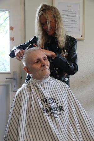 Uwe Jonas fühlt sich jetzt "leichter auf dem Kopf". Jessica Kühne-Stark von den Barber Angels sorgt für einen neuen Schnitt.