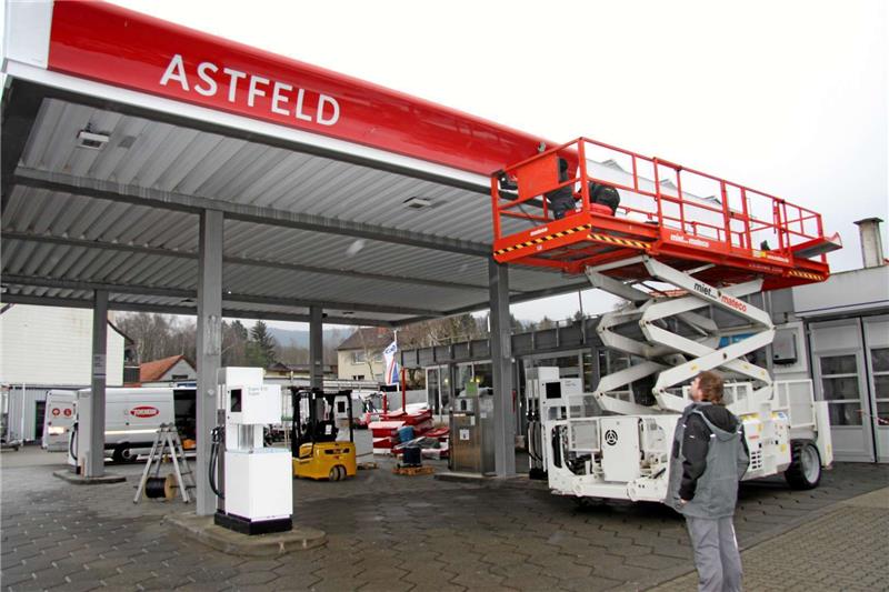 Uwe Kresin begutachtet das neue Erscheinungsbild seiner Tankstelle an der Goslarschen Straße. Fotos: Ciszewski