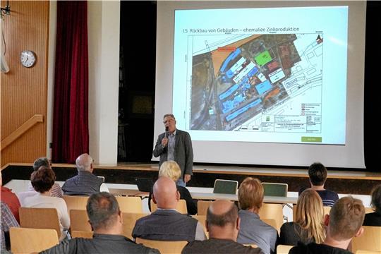 Uwe Lohmann informiert, welche Gebäude abgerissen werden. Fotos: Schlegel