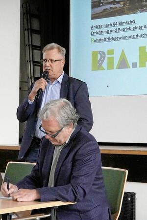 Uwe Lohmann (stehend) bei der Vorstellung des Ria-Projektes im vergangenen Jahr.