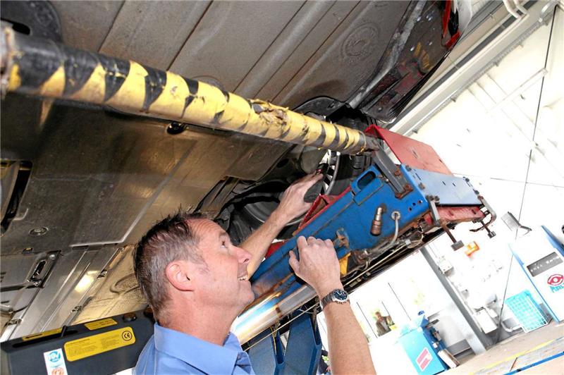 TÜV Goslar: Pkw-Beleuchtung wird vernachlässigt Uwe Matzick, Leiter der TÜV-Station im Gewerbegebiet Baßgeige, überprüft die Bremsanlage eines Pkw. Foto: Schenk