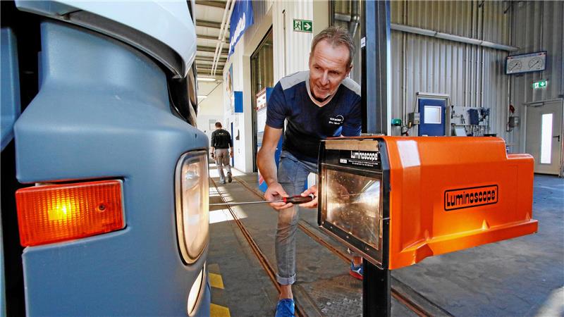 Uwe Matzick kontrolliert die Beleuchtung, Licht steht bei der Mängelliste weit oben.
