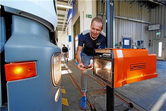 Uwe Matzik, Leiter der TÜV-Station Goslar, untersucht ein Auto. Archivfoto: Sowa