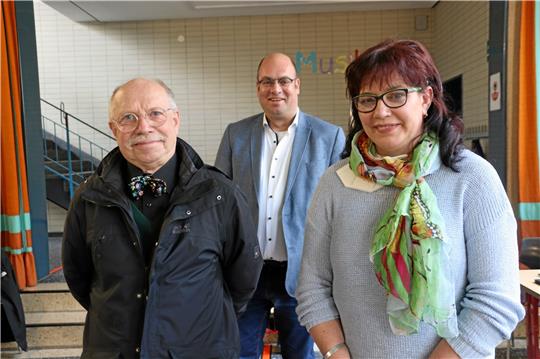 Uwe Peya (li.) und Sabine Bittelmann rücken für Hartmut Arndt und Andy Diebow in den Ortsrat Lautenthal nach, René Philipp (Mitte) ist der neue Ortsbürgermeister.  Foto: Kühlewind