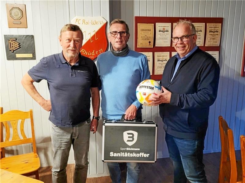 Ein starker Einstand und ein frühes Ende Uwe Probst (Mi.), Vorsitzender des FC Rot-Weiß Rhüden, nimmt von den Joachim Wojtke (li.) und Christian Biel, stellvertretende Vorsitzende des Fußballkreises Nordharz, die Fairplay-Ehrung entgegen. Foto: Privat