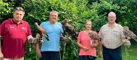 Uwe Schäfer (v.l.) mit einem Wüstenbussard, Olaf Wahle mit seinem Steppenadler sowie Melanie Kopkow und Frank Oesterhelweg mit Afrikanischen Fleckenuhus.