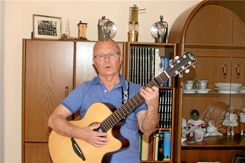 „Lappo, hol’ die Gitarre raus“ Uwe Schaper tritt mit Bergmannsliedern in Wildemann auf und ist dort als Lappo bekannt. Foto: Knoke