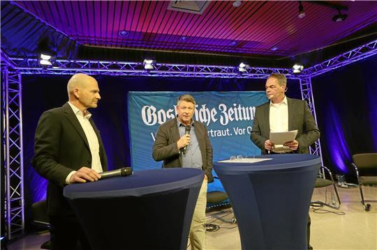 Uwe Schwenke de Wall und Holger Holste stellen sich den Fragen von Jörg Kleine (v. l.) zum Pfalzprojekt. Foto: Epping