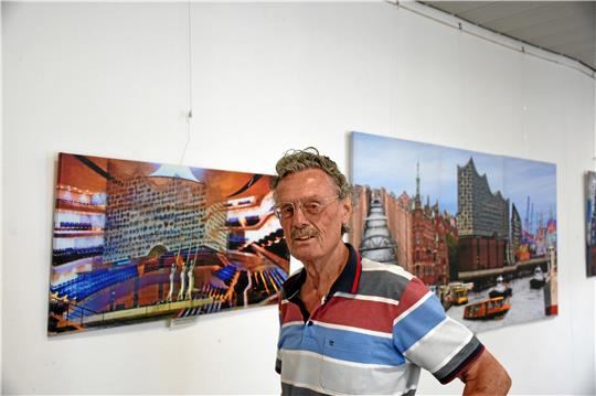 Uwe Siegmeier stellt wieder im Kreishaus aus und zeigt dieses Mal einen Überblick über sein fotografisches Werk. Im Hintergrund grüßen Hamburg und die Elphi. Foto: Kempfer