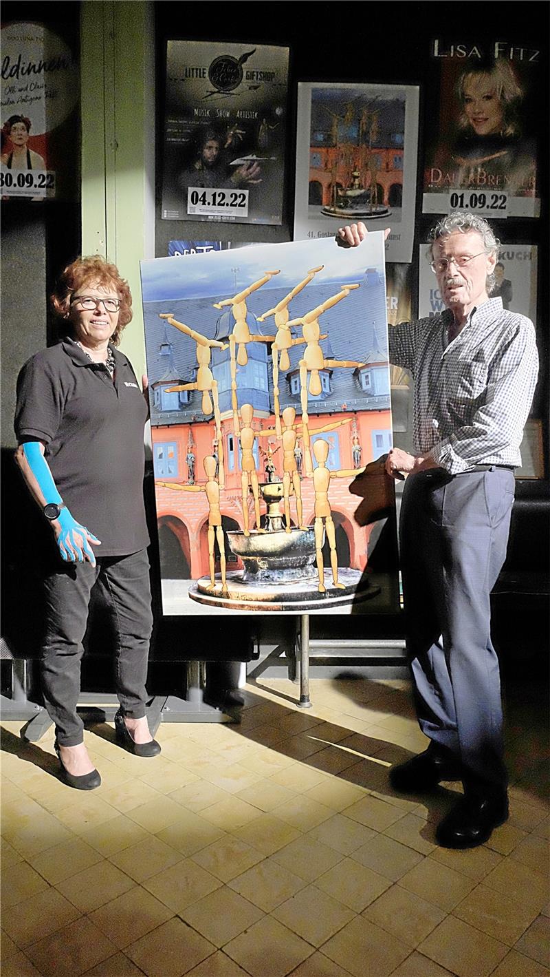 Uwe Siegmeier überreicht Renate Lucksch ein Geschenk fürs Kraftwerk: sein Plakatmotiv als Bild auf Leinwand.