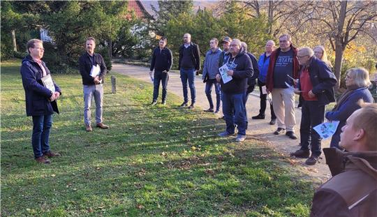 Uwe Stapelmann (v.l.) und Bauhof-Leiter Olaf Bewersdorf erläutern den Mitgliedern des Bauausschusses bei einem Vor-Ort-Termin ihre Ideen für den Bad Harzburger Friedhof.