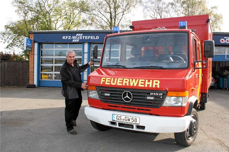 Uwe Wüstefeld zeigt das neue „Schätzchen“ der Othfresener Feuerwehr. Den Kastenwagen hat Wüstefeld der Wehr geschenkt. Foto: Leifeld