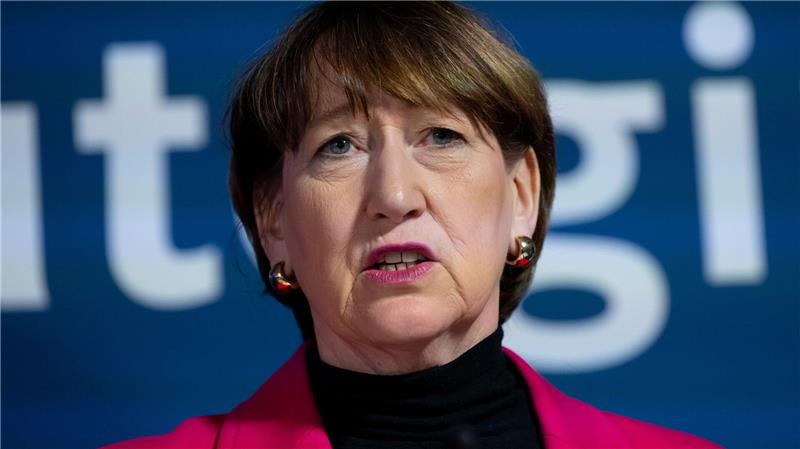 VDA-Chefin Hildegard Müller warnt vor weiteren Stellenverlagerungen der Autoindustrie ins Ausland. (Archivbild)