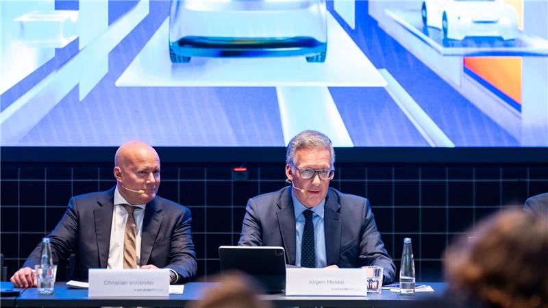 VDA-Geschäftsführer Jürgen Mindel (rechts) und der Rechtsanwalt Christian Vorländer (links) als Vertreter der Messe MÜnchen präsentieren das Konzept der bevorstehenden Automesse IAA. Die bedrängten deutschen Hersteller wollen ein „Signal der Zuversicht“ senden. 