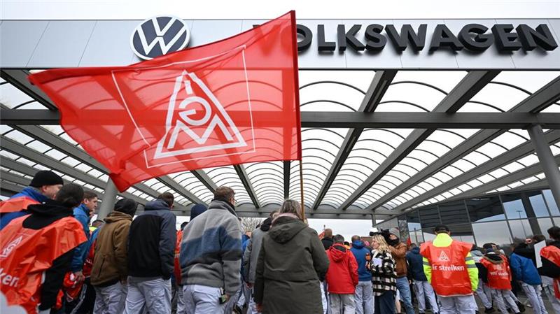 Flächendeckender Warnstreik setzt VW unter Druck VW-Beschäftigte beteiligen sich im Werk in Zwickau an dem Warnstreik.