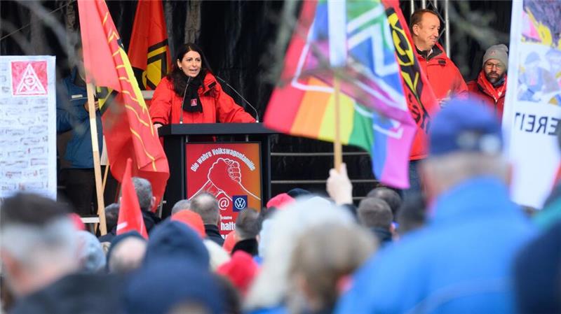 Flächendeckender Warnstreik setzt VW unter Druck VW-Betriebsratschefin Daniela Cavallo spricht im VW-Stammwerk in Wolfsburg.