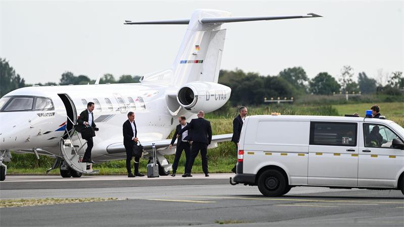 VW-Chef: Kosten zu hoch - Einschnitte im Management VW-Chef Oliver Blume (2. von links) sprach bei der Betriebsversammlung in Emden und musste dann weiter nach Zwickau.