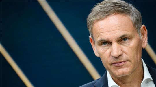 VW-Chef Oliver Blume spricht sich zusammen mit Stellantis-Chef Antonio Filosa dafür aus, Fahrzeuge für den EU‑Markt stärker an europäische Produktionsanforderungen zu knüpfen. (Archivbild)