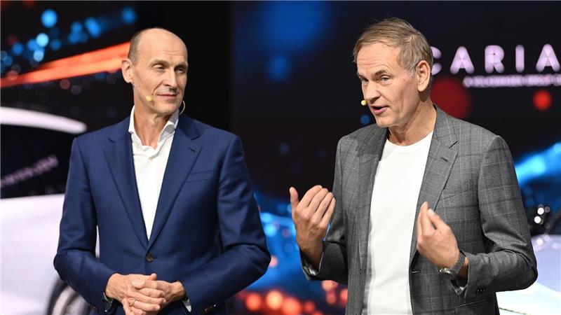 Rennen um autonomes Fahren: VW baut in China eigene KI-Chips VW-Konzernchef Blume (r) sieht in der Strategie für China einen VW-eigenen Fünfjahresplan.