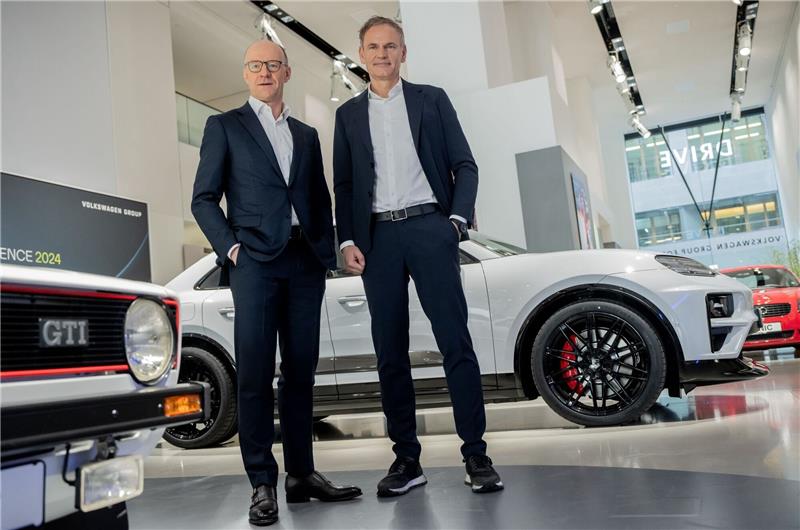 VW-Chef verzichtet auf fünf Prozent seines Fixgehalts VW-Konzernchef Oliver Blume (r.) erläutert auf der Jahrespressekonferenz die Ergebnisse für 2023.