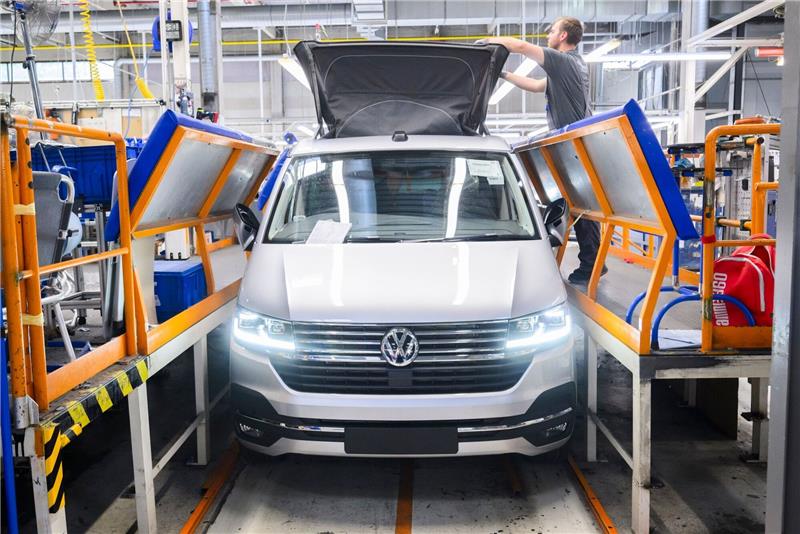 VW legt bei Verkäufen zu - Aufwärtstrend verliert Schwung VW Mitarbeiter montieren das Dach von einem Reisemobil Volkswagen California in Hannover.