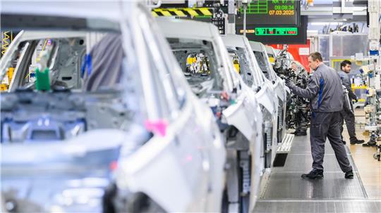VW-Produktion in Wolfsburg: VW will bis 2030 deutschlandweit jede vierte Stelle streichen. (Archivfoto)