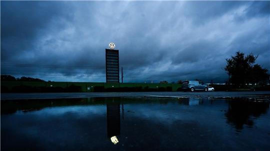 VW in Wolfsburg rutscht in die roten Zahlen - wegen der Probleme bei Porsche. (Archivbild)