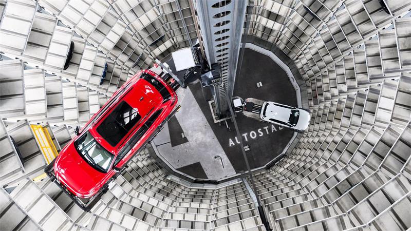 VW lieferte im ersten Halbjahr weniger Autos aus. (Archivbild)