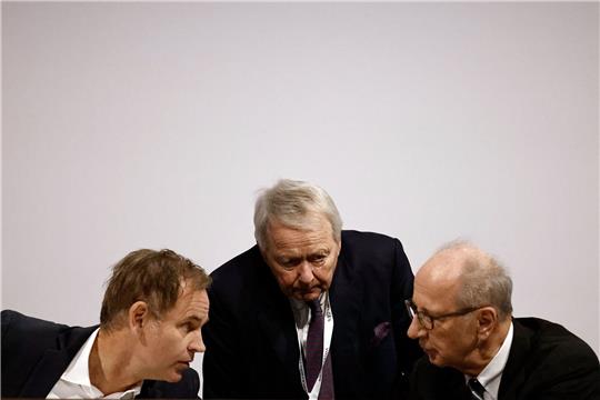 VW- und Porsche-Vorstandschef Oliver Blume (l-r), Hans Michel Piëch, Stellvertretender Vorsitzender des Aufsichtsrats der Porsche Automobil Holding SE, und Hans Dieter Pötsch, Vorsitzender des Vorstands der Volkswagen-Dachgesellschaft Porsche SE, bei der Hauptversammlung in Berlin.