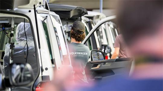 VW will bei den anstehenden Tarifverhandlungen auch über Transfergesellschaften verhandeln. (Symbolbild)