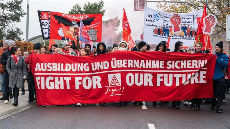 VW-Chef hält an Schließung von Fabriken fest VW will weiter Werke schließen.