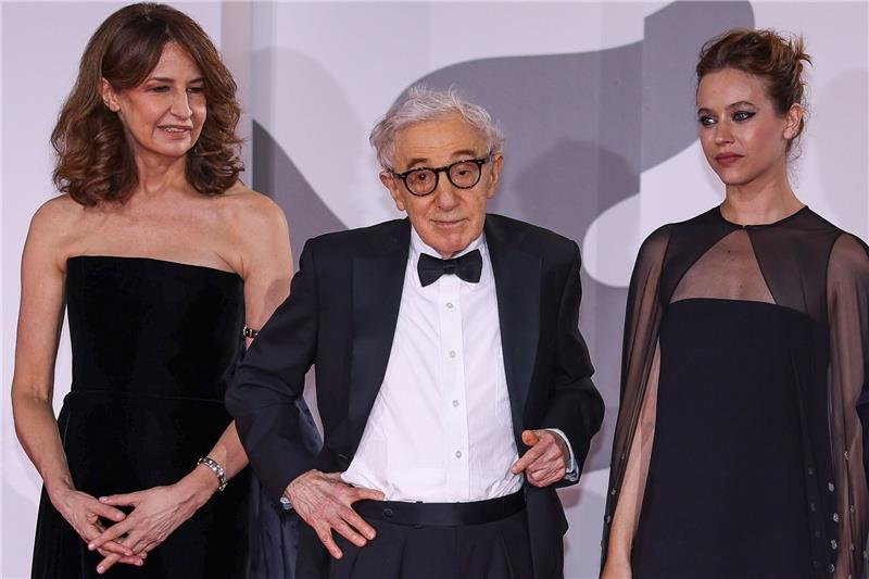 Valerie Lemercier (l-r), Woody Allen und Lou de Laage bei der Premiere von «Coup de Chance» in Venedig.