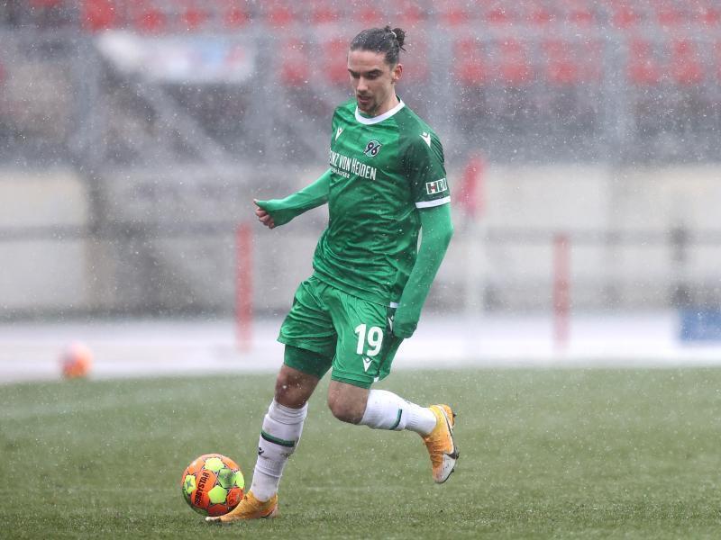 Valmir Sulejmani von Hannover 96 spielt den Ball. Foto: Daniel Karmann/dpa