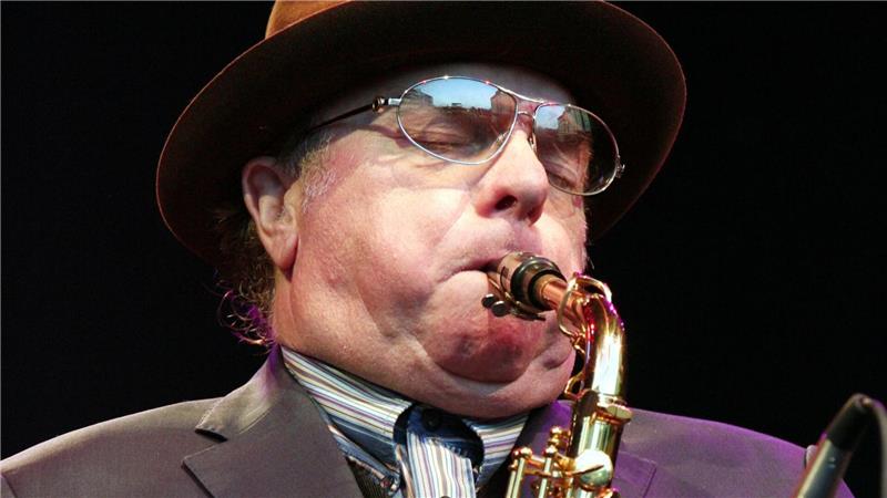 Van Morrison ist auch ein versierter Saxofonist - hier bei einem Konzert in Freiburg 2007. (Archivbild)