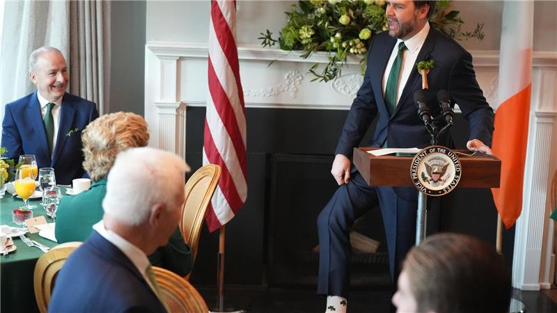 Trump, Vance und das Kleeblatt: Ganz von den Socken Vance mit Sockenstatement