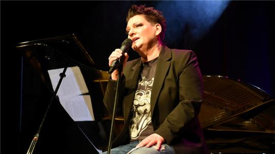 Vanessa Maurischat stellt ihr neues Programm im Kulturkraftwerk vor. 