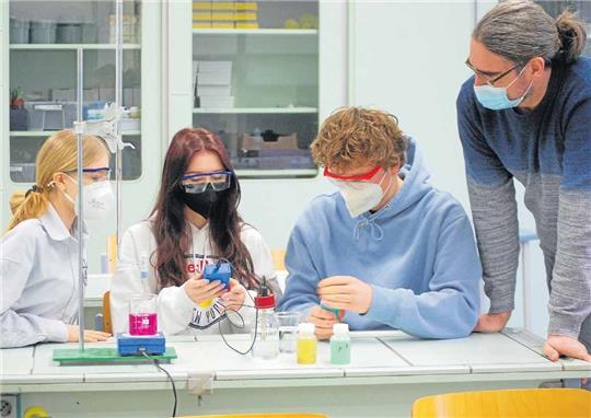 Vanessa, Mirko und Kathrin führen ein Experiment zur Titration von Salzsäure mit Natronlauge durch. Pascal Schindler schaut zu. Fotos: Henning Thobaben